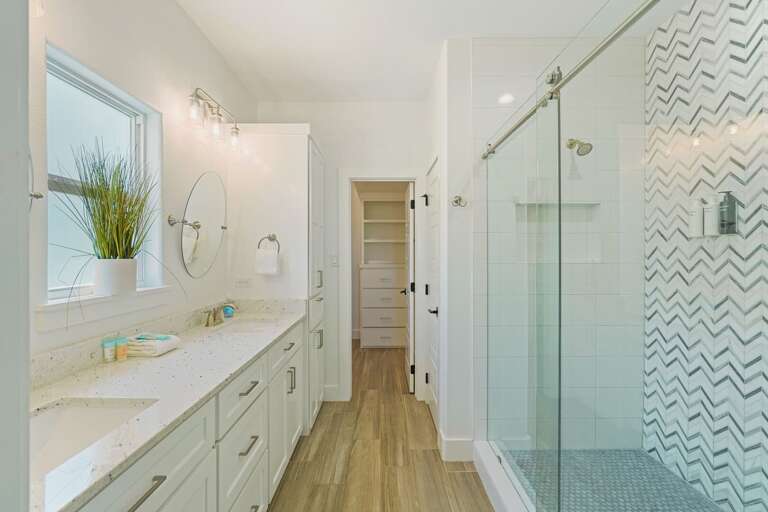 Downstairs primary en-suite