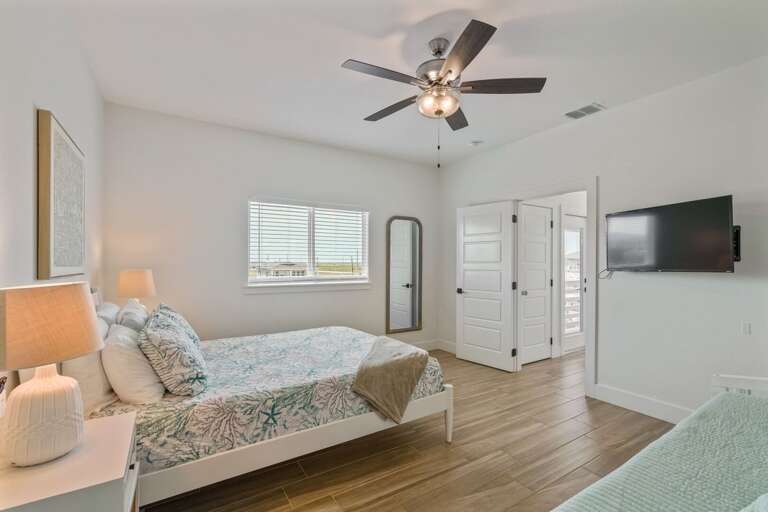 Guest bedroom w/ en-suite