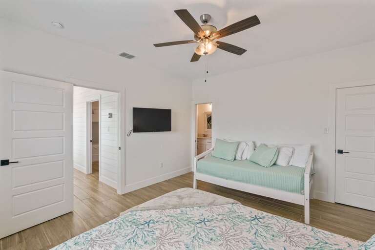 Guest bedroom w/ en-suite