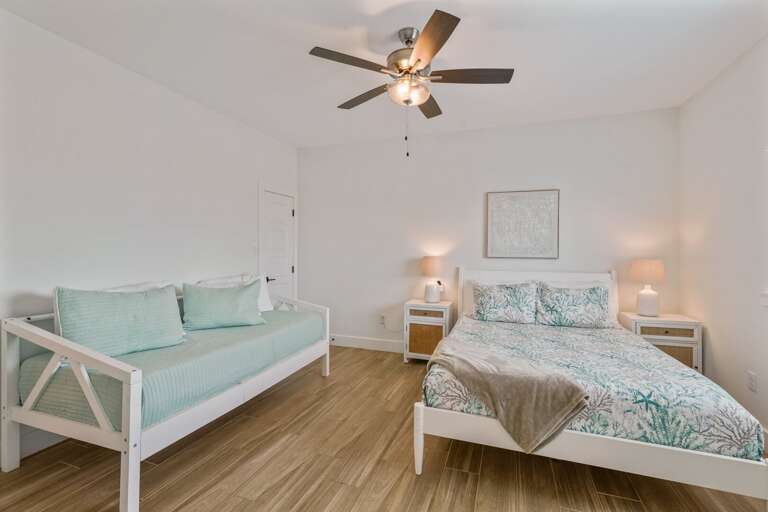 Guest bedroom w/ en-suite