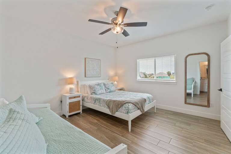 Guest bedroom w/ en-suite