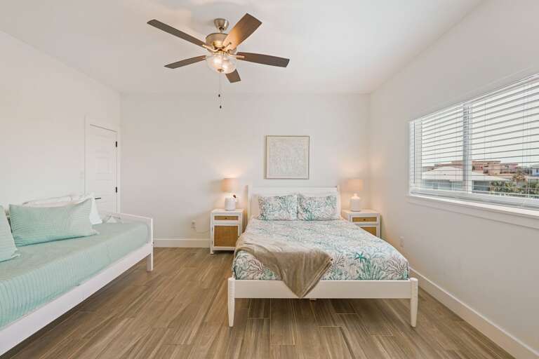 Guest bedroom w/ en-suite