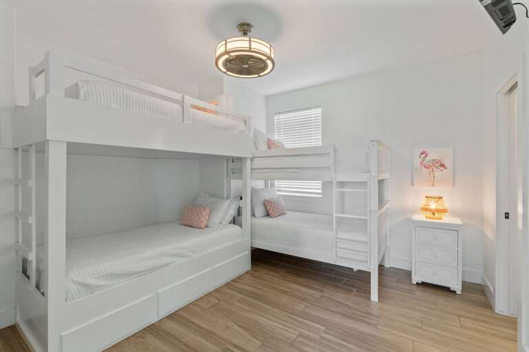 Guest bedroom w/ en-suite