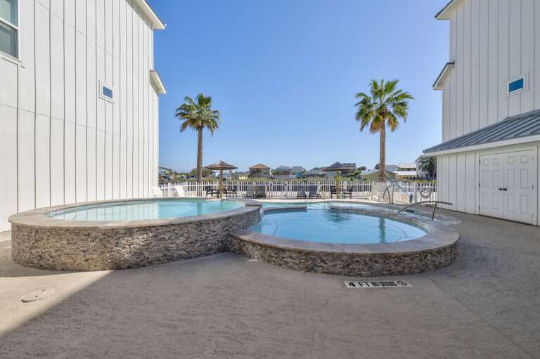 Mango Cay #204- Walk to beach, rooftop deck, elevator