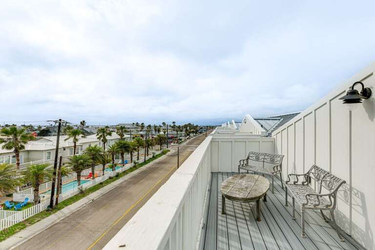 Mango Cay #204- Walk to beach, rooftop deck, elevator