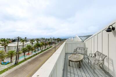 Mango Cay #204- Walk to beach, rooftop deck, elevator