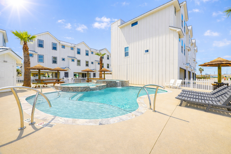 Mango Cay #204- Walk to beach, rooftop deck, elevator