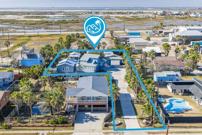 Coastal Vacation Rental With Palm-lined Path And Pool
