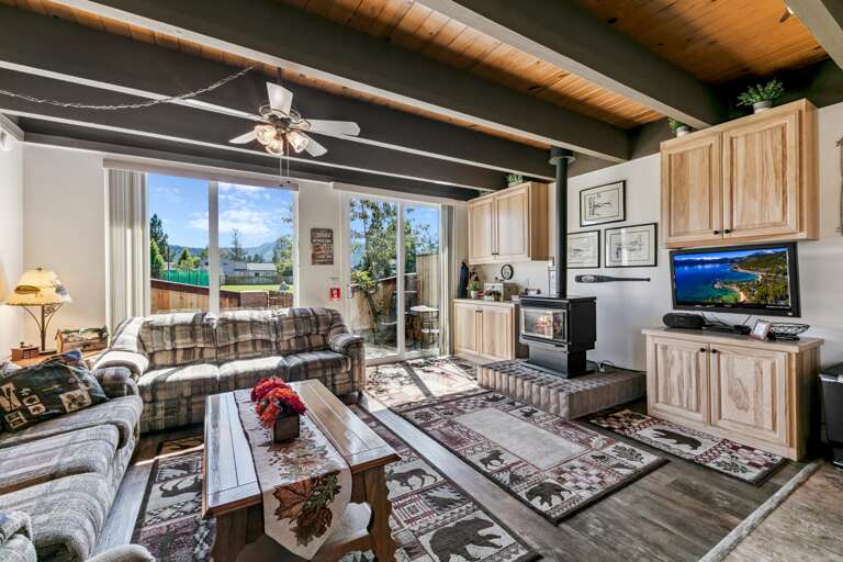 Comfortable seating, gas fireplace and flat screen TV Comfortable seating, gas fireplace and flat screen TV