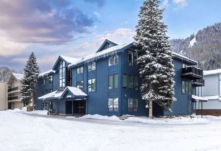 Boomerang  Lodge is located blocks from Lift 7, Clarks Market, Galloping Goose bus stop and the beautiful San Miguel River.