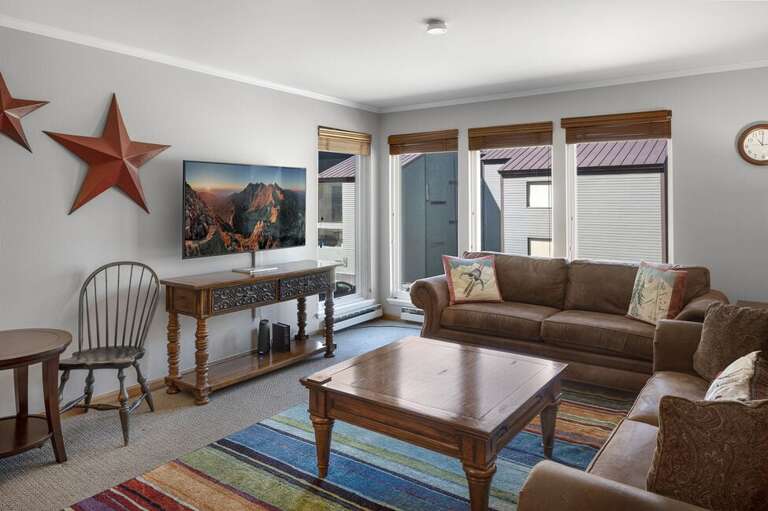 A fantastic in-town value, centrally located with mountain views and just a short walk to the ski lift and Main Street.