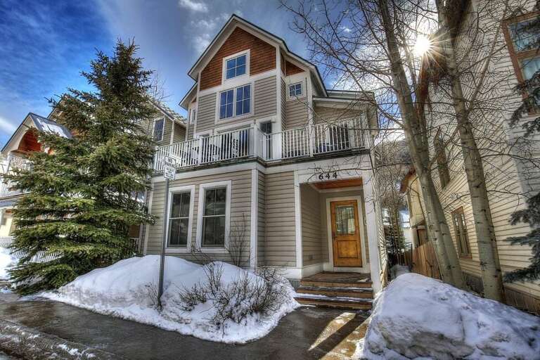 This exceptionally beautiful and spacious home is just a few minute walk from the local Galloping Goose Transit which provides free town loops.