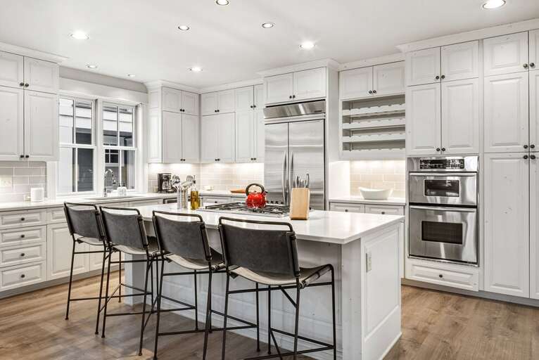 This high end Chefs Kitchen is perfect for all your cooking needs as well as the perfect area for entertaining and family time.