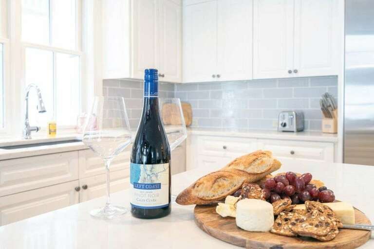 Invite guests for drinks and apps or grab a glass of wine and enjoy a relaxing moment  in front of the fire place. Invite guests for drinks and apps or grab a glass of wine and enjoy a relaxing moment  in front of the fire place.