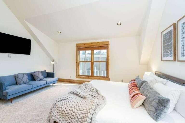 The primary suite is features a King Bed, ensuite bathroom, natural light and stunning views of the surrounding mountains. The primary suite is features a King Bed, ensuite bathroom, natural light and stunning views of the surrounding mountains.