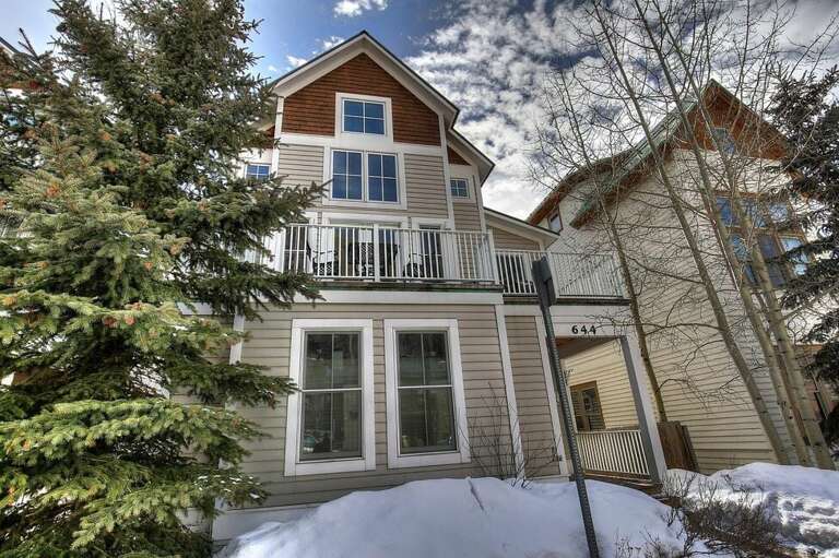 Winter or summer Chalet Columbia is ideally located and allows easy access to the lifts, hiking trails and local shops and restaurants. Winter or summer Chalet Columbia is ideally located and allows easy access to the lifts, hiking trails and local shops and restaurants.