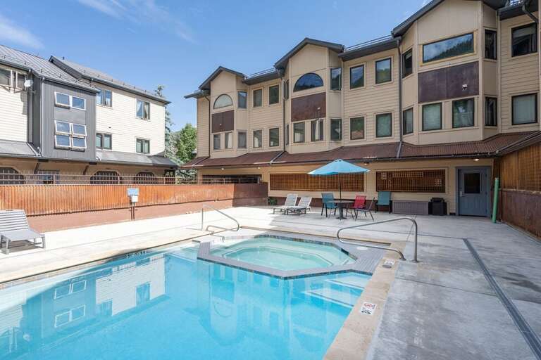 Perfect pool( Summer Only) for the hot summer days and a great all year hot tub for resting sore bodies after a long day on the mountain.