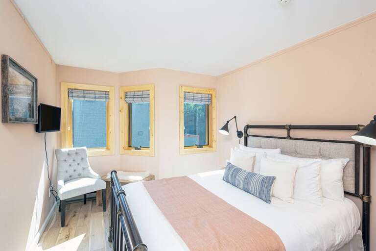 The queen guest bedroom has an en suite bathroom with a shower.