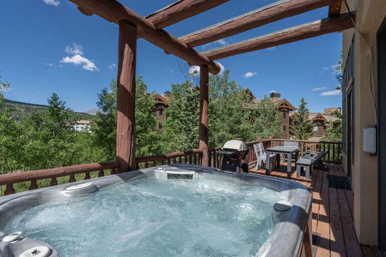 Great deck for entertaining and for soaking. Great deck for entertaining and for soaking.