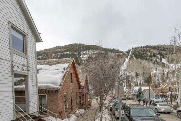 South Oak Treehouse is located in Dahl House Condos on Telluride's quaint Oak Street, right in the center of town a short walk from shops, dining, lifts, gondola, and the river.