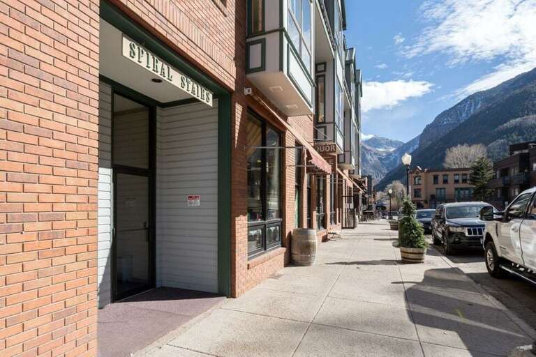 You can't beat the location when staying here! You're so close to town park, Main Street and the Gondola.