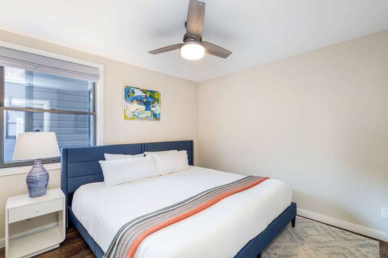 Guest bedroom with a king bed that can also be converted into two twin beds.