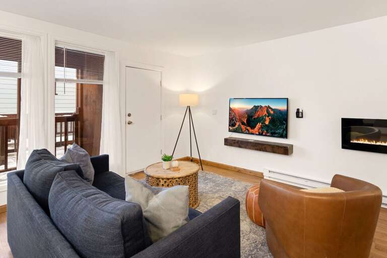 Spacious family room perfect for after mountain hanging.