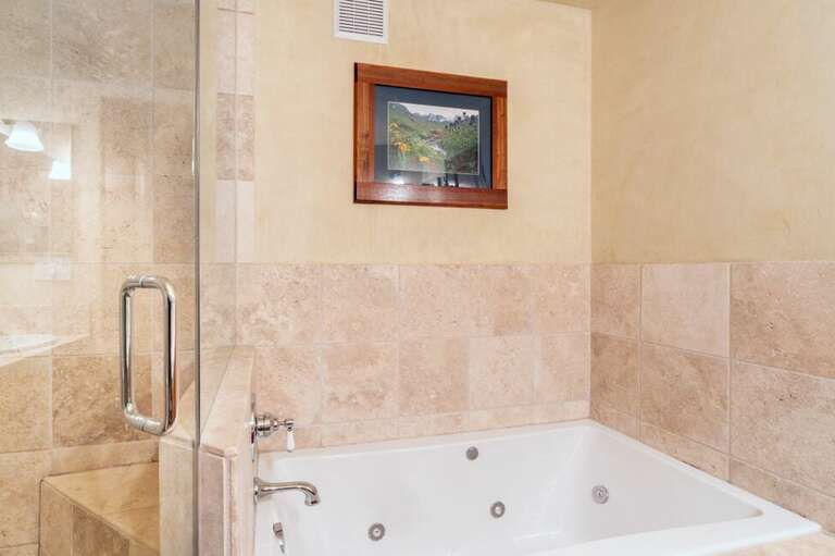 Bubble bath to the rescue thanks to the jetted Master tub!