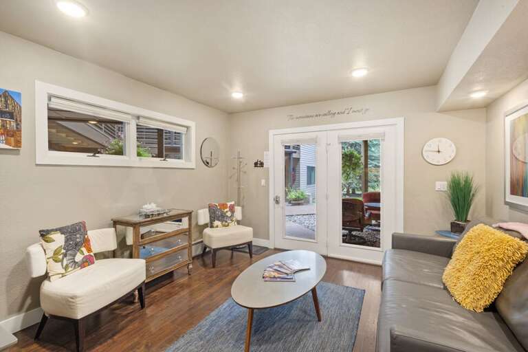 Neutral decor with vibrant pops of color making this a stylish Telluride escape. One bedroom, one bath condo with pull-out couch for additional family.
