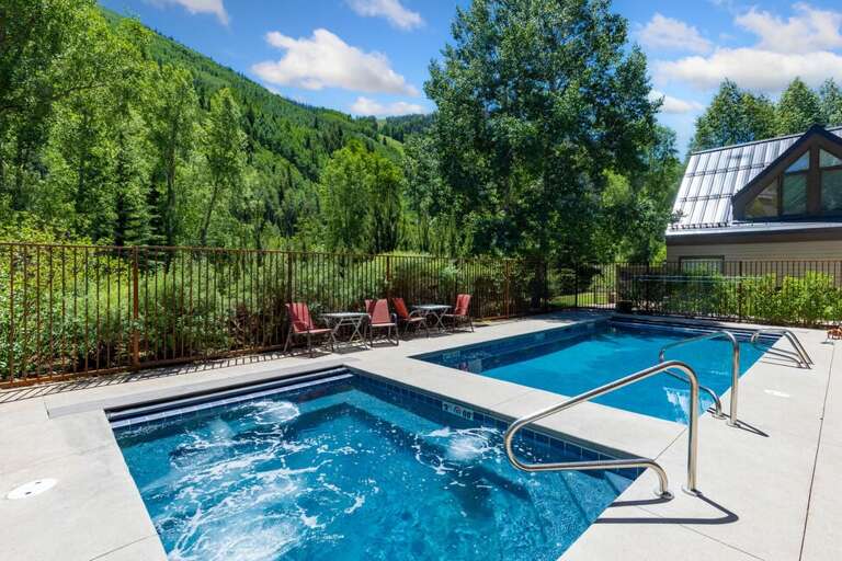Relax in the shared outdoor hot tub with room for 10+ guests, and in summer, take advantage of the outdoor pool, a true rarity in Telluride.