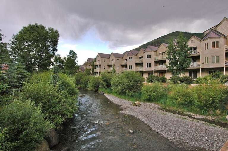 The Telluride River Trail runs right along the front of the Viking Lodge.