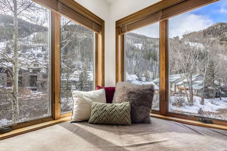 Cozy up in this beautiful bay window to listen to the river, read a good book or watch the beautiful nature.