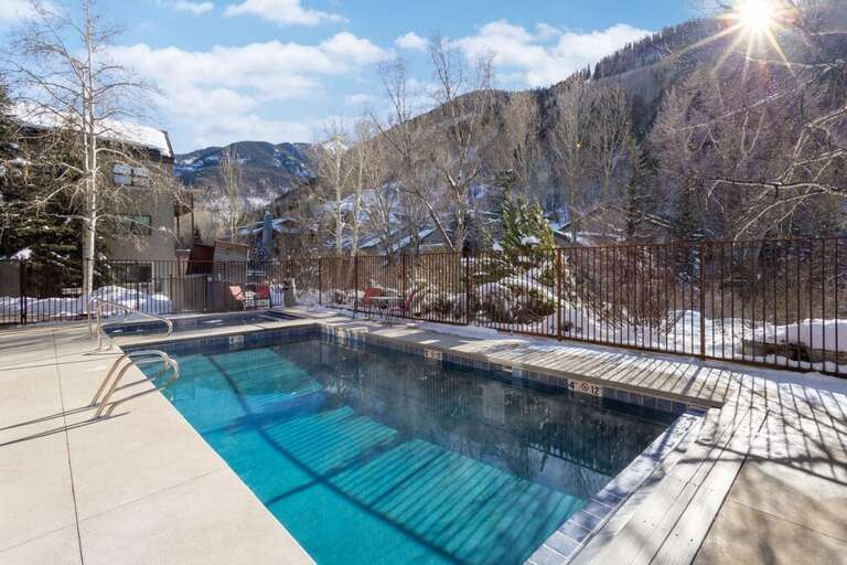Enjoy a shared outdoor hot tub that comfortably fits 10+ guests, plus access to a summer-only outdoor pool — a rare and sought-after amenity in Telluride.