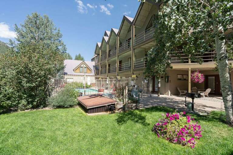 Side yard next to the pool everyone to enjoy equipped with charcoal grilles.