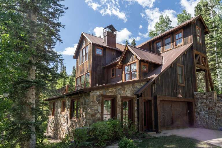 Copper Hollow is one of the truest ski-in/ski-out properties in Mountain Village.
