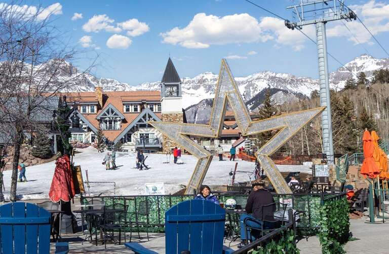 See Forever is a 10 minute walk from the Village Core with live entertainment, lift access, fine dining and family events.