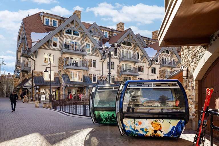 Just minutes from the condo is the bustling Village core perfect for family night out, Apres ski after a fun day on the mountain or world class dining.