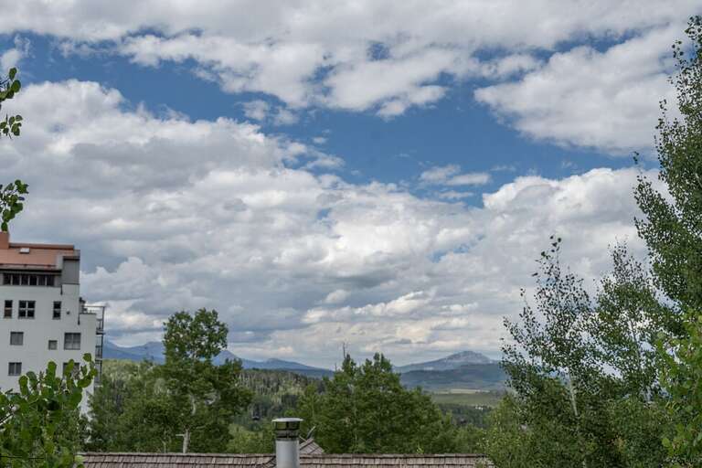 This unit offers incredible sunset views with a central location to skiing lifts, The village core and just minutes from the free gondola that can bring you to The Town of Telluride.