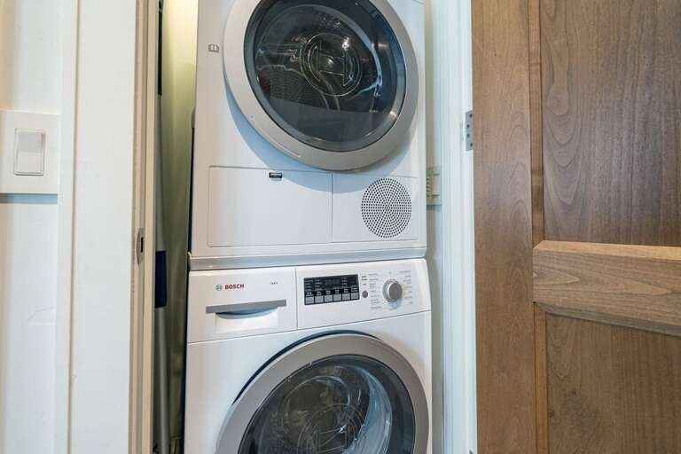 This beautiful home is equipped with a washer and dyer for your convenience.( located on entry level ) This beautiful home is equipped with a washer and dyer for your convenience.( located on entry level )