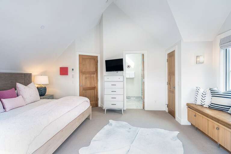 Spacious with amazing Views and Natural Light. Spacious with amazing Views and Natural Light.