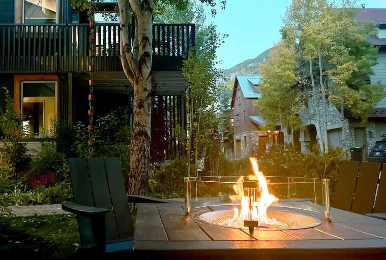 Evening cocktail or entertaining by the gas fire pit watching the stars and listening to the evening wildlife.