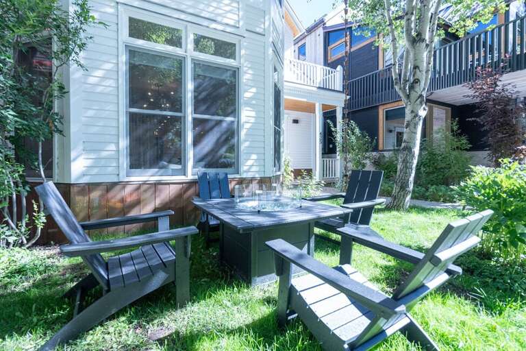 Ideal comfortable front area to enjoy the neighborhood.