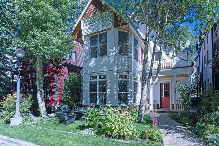 Located on a quiet residential street just blocks from the Gondola and skiing and all the restaurants in Downtown Telluride.