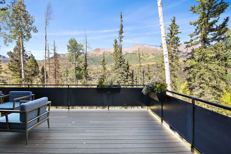 Large, private deck with great views of mountain range.
