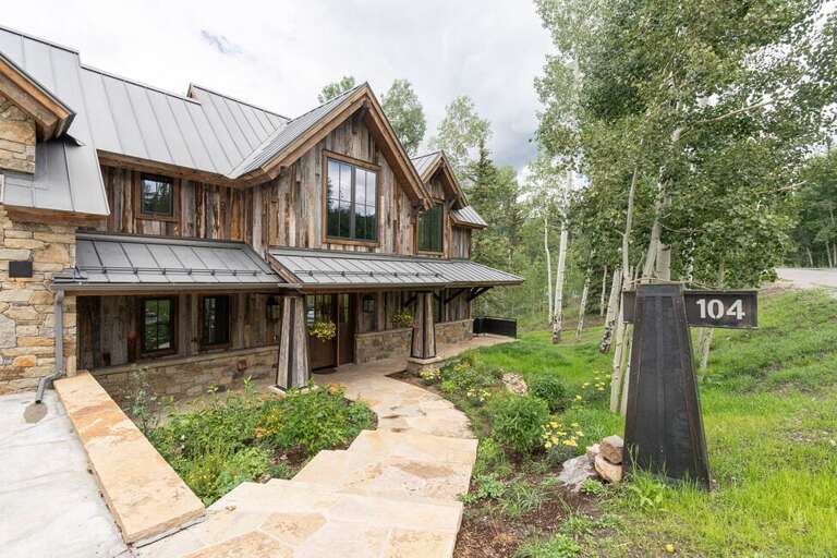 Newly built luxury mountain chic home with all the modern amenities stunning views and plenty of family space.