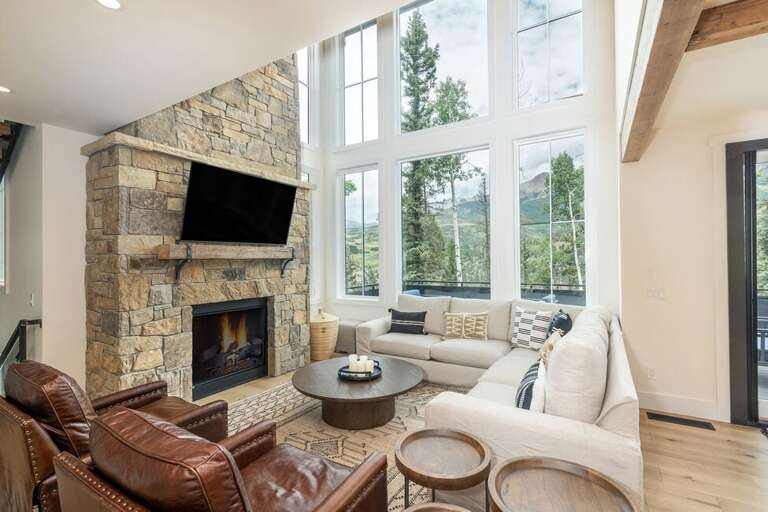 Perfect place to cozy up after a day on the slopes. The Gas fireplace adds to the ambiance and sets the mood after a fun day in the Mountains.