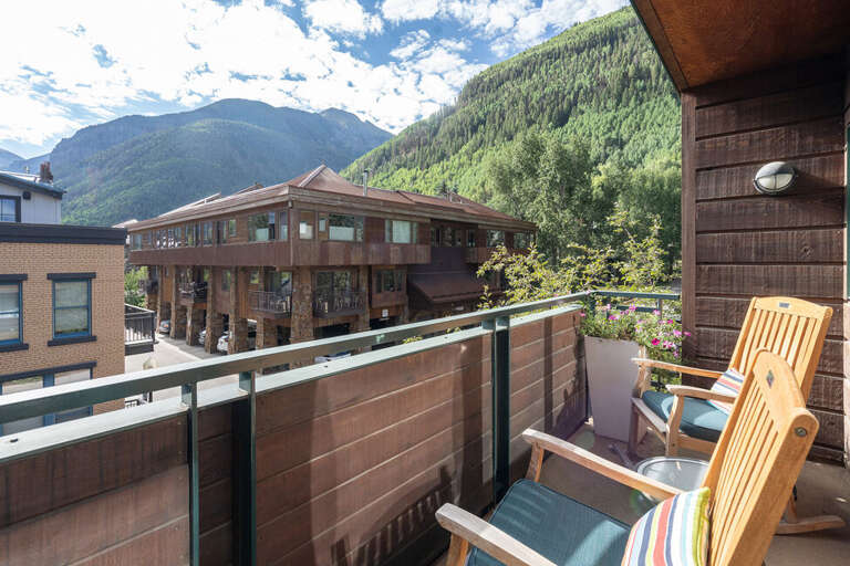 180 degree views overlooking the Telluride valley.