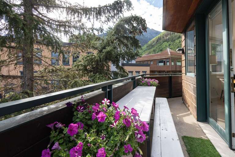 Coffee on the deck?Ice House 317 has 180 degree views of the surrounding valley.
