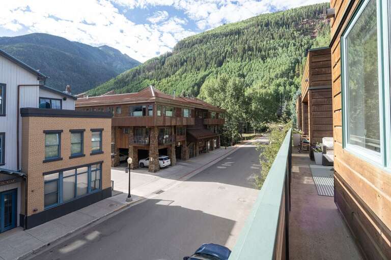 Just minutes from main street Telluride, blocks from bear creek hike, a local favorite, and many great restaurants and bars.