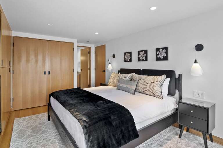 Cozy space with natural light, amazing views and a private deck overlooking the San Juans,